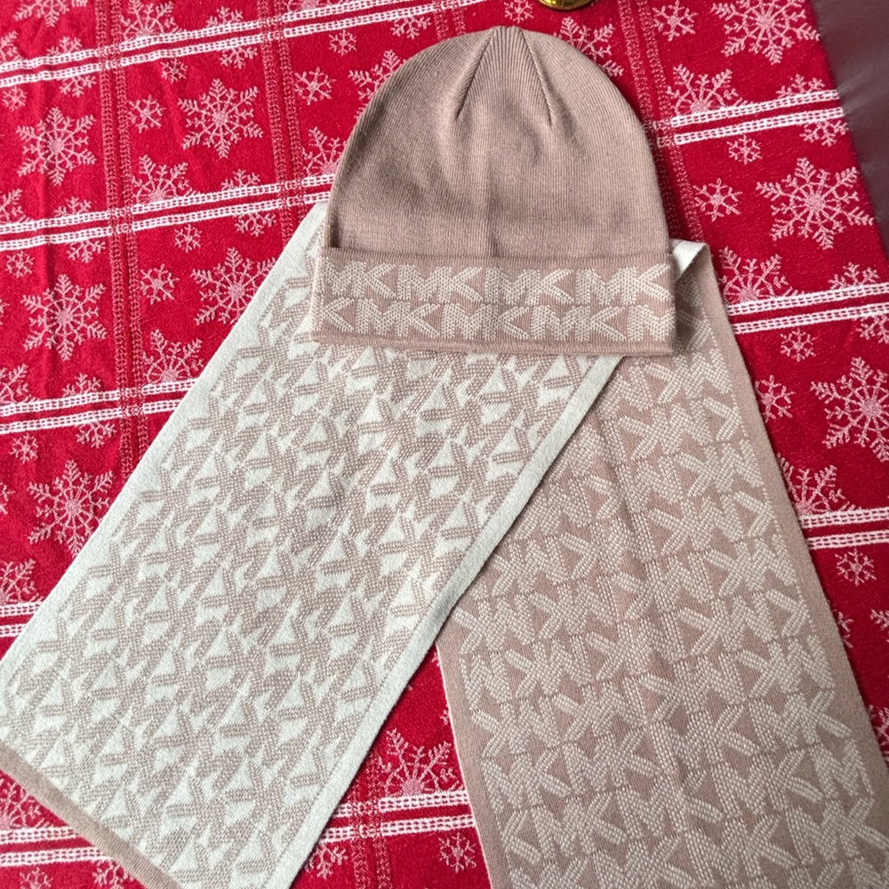 MICHAEL Michael Kors Tan and Cream Knit Hat and Scarf Set